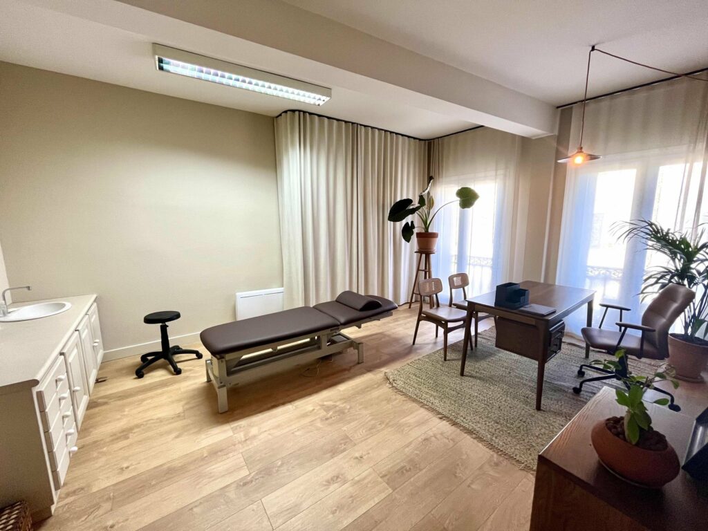 Salle de consultation osteopathie scaled